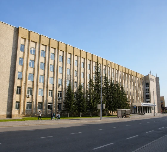 Students walking outside the Kemerovo State University Russia campus building, showcasing campus life, modern facilities, and a supportive environment for Kemerovo State University MBBS students.
