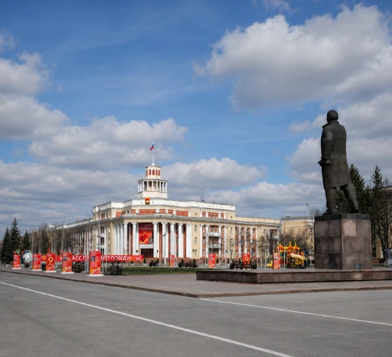 City square in Kemerovo, Russia, showing the student-friendly environment near Kemerovo State University location, with safe surroundings, open public spaces, and affordable city life for MBBS students.